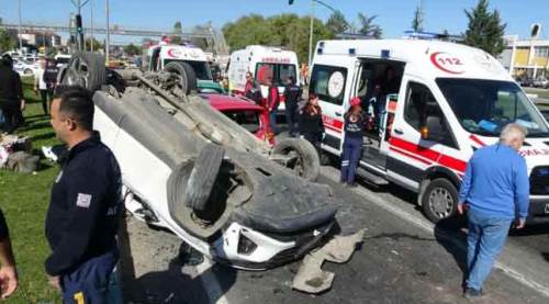 Eskişehir yolunda 5 araç birbirine girdi, trafik durdu!