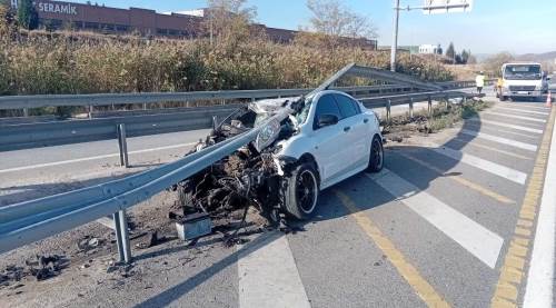 Eskişehir yolunda hurdaya dönen araçtan yaralı olarak kurtuldular!