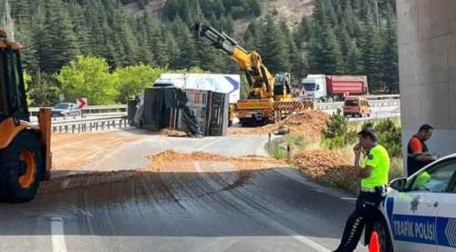Eskişehir yolunu trafiğe kapatan kaza!