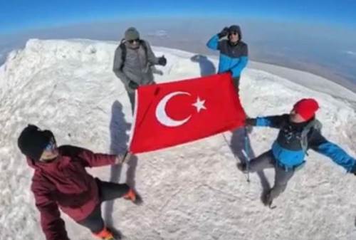 Eskişehirli dağcılardan Ağrı Dağı’nda milli gurur