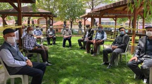Eskişehirli dedelerden 'sosyal mesafeli' sohbet