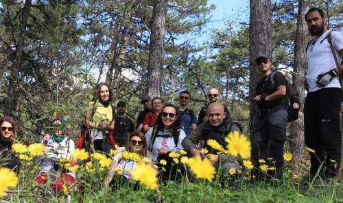Eskişehirli doğa tutkunları çiçekler arasında yürüyüş yaptı