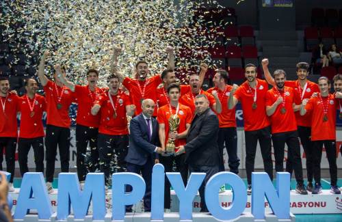 Eskişehirli ekip kupayı kaldırdı!