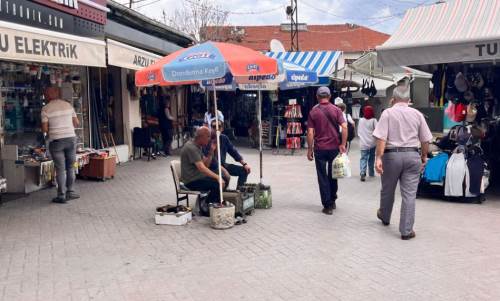 Eskişehirli esnaf, güneşten böyle kaçıyor