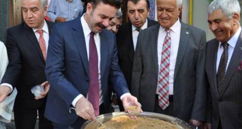 Eskişehirli esnaf bayramını helvalar dağıtarak kutladı