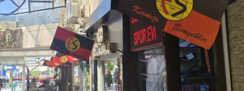 Eskişehirli esnaflardan Eskişehirspor’a destek: Çarşı siyah-kırmızıya büründü!