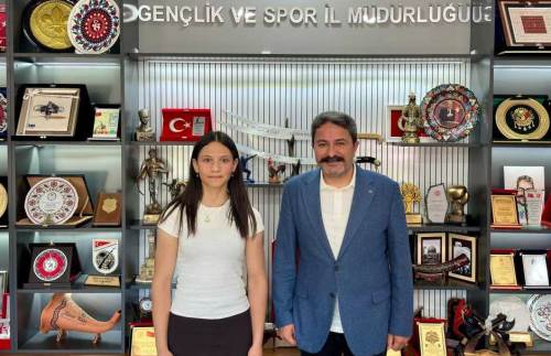 Eskişehirli genç bilek güreşinde Türkiye derecesi yaptı!