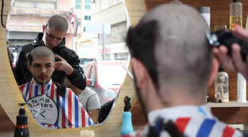 Eskişehirli gençler aynı anda saçını kazıtıp...