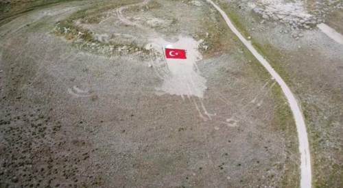 Eskişehirli gençler dağa dev Türk Bayrağı nakşetti