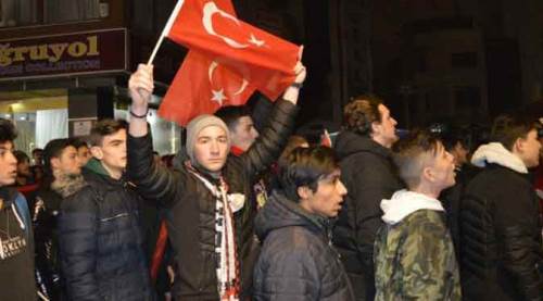 Eskişehirli gençler şehitler için yürüdü