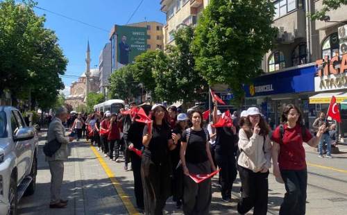 Eskişehirli gençlerden bayram yürüyüşüne yoğun katılım