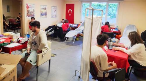 Eskişehirli gençlerden Kızılay’a umut dolu bağış