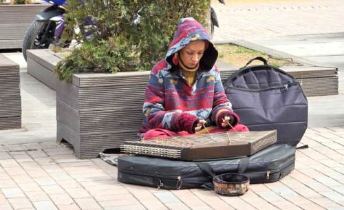 Eskişehirli kadın müzisyen, santuruyla beraber sokakları renklendiriyor