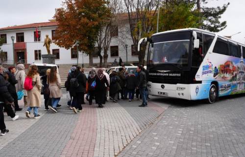 Eskişehirli kadınlar Sivrihisar’ın tarihi sokaklarını keşfetti
