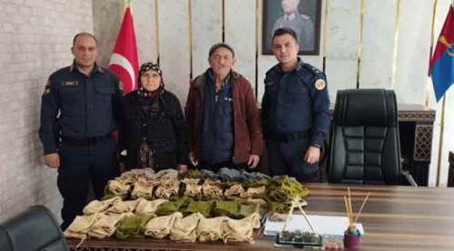Eskişehirli Kezban teyze Mehmetçik için ördü
