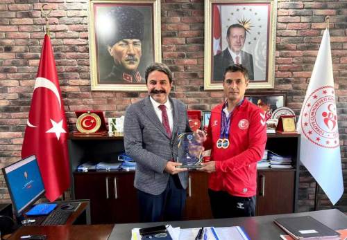 Eskişehirli milli sporcu Balk, Hasan Kalın'ı ziyaret etti