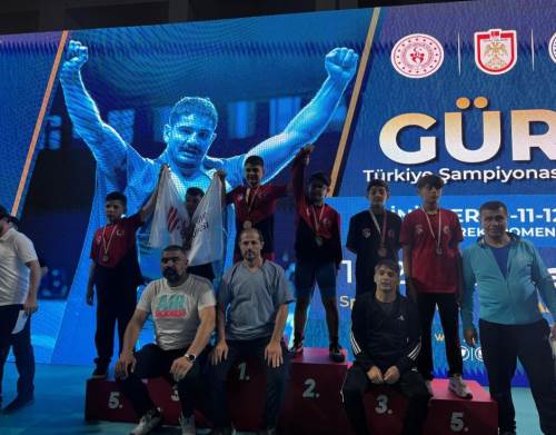 Eskişehirli minik güreşçiler göz doldurdu