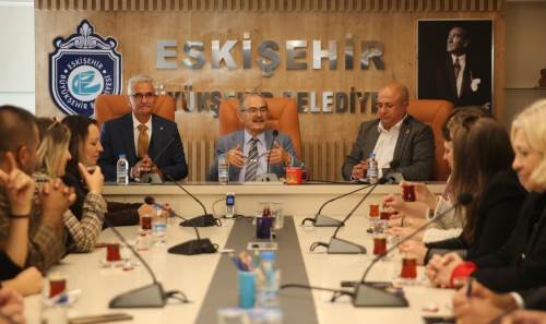 Eskişehirli muhtarlar Yılmaz Büyükerşen'in yanında 