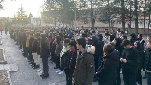 Eskişehirli öğrenciler 6 Şubat için saygı duruşunda!