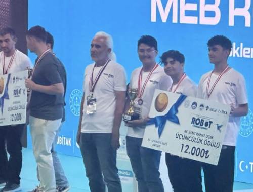 Eskişehirli öğrenciler robot yarışmasında Türkiye derecesi yaptı
