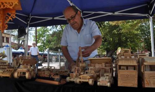 Eskişehirli öğretmen ahşaba can veriyor!