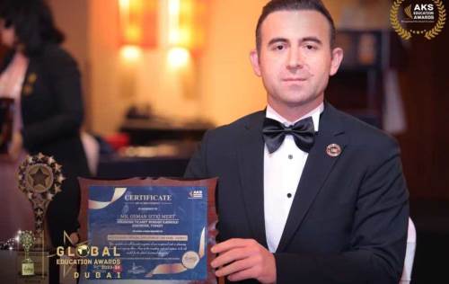 Eskişehirli öğretmen Dubai’de ödülünü aldı