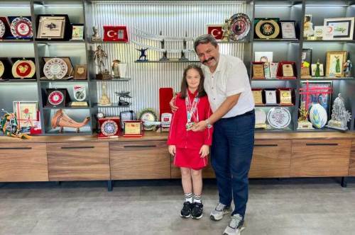 Eskişehirli özel sporcu Elif Ertek’ten çifte gurur
