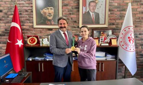 Eskişehirli şampiyon taekwondocu, Hasan Kalın’ı ziyaret etti