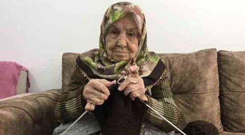 Eskişehirli Şerife teyze örgüleriyle onların yanında