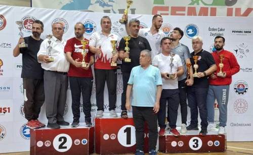 Eskişehirli sporcular Bursa'daki turnuvada ikinci oldu