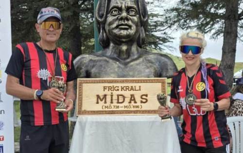 Eskişehirli sporculardan Gordion Yarı Maratonu’nda çifte kürsü