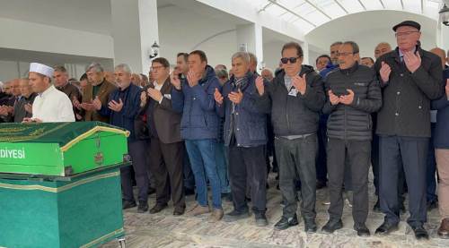 Eskişehirli ünlü sanatçı ablasını gözyaşlarıyla uğurladı! 