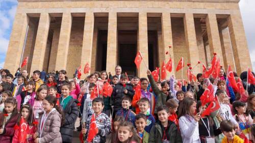 Eskişehirli yüzlerce çocuk Atatürk'ün yanında!