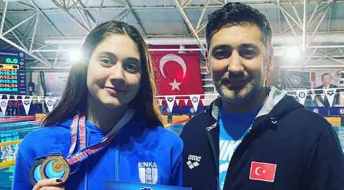 Eskişehirli yüzücü 13 yıllık rekoru kırdı 