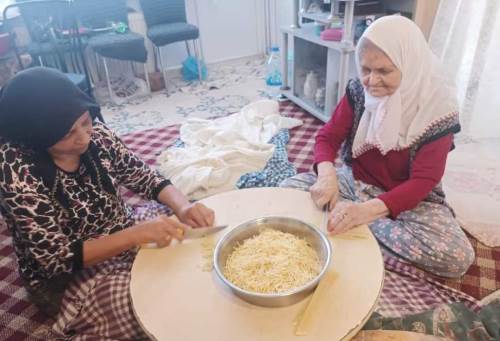 Eskişehirli Zeynep Nine’nin öncülüğünde erişte mesaisi