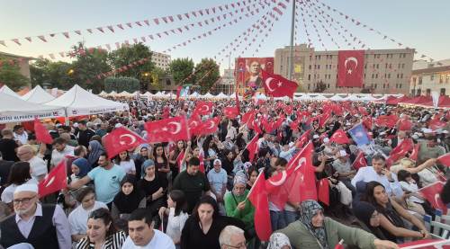 Eskişehirliler 15 Temmuz'da tek yürek oldu: Meydan dolup taştı!