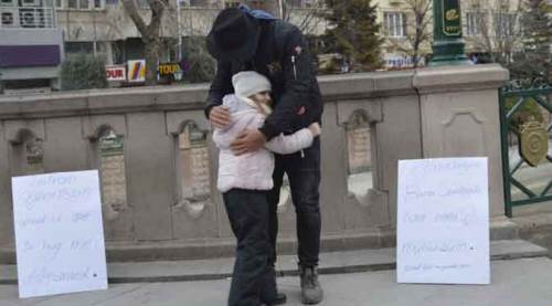 Eskişehirliler Afgan gence sarılarak "ırkçılığa hayır" dedi
