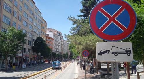 Eskişehirliler bu kaldırımda yan yana yürüyemiyor