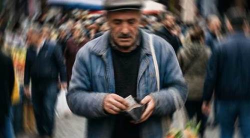 Eskişehirliler geçim derdinde siyasiler şov peşinde...