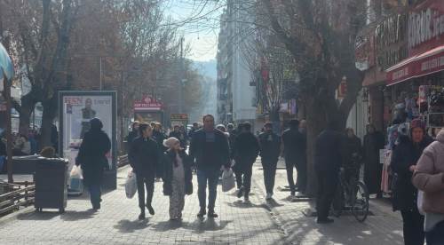 Eskişehirliler güneşi görünce çarşıya akın etti