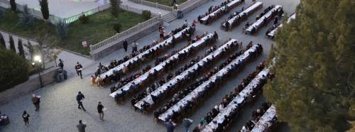 Eskişehirliler Kadir Gecesi iftarı için Yunus Emre’nin huzurunda bir araya geldi