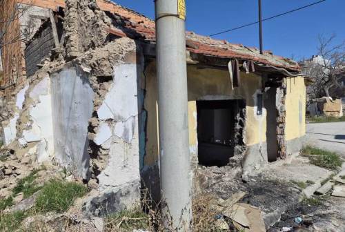 Eskişehirliler korkuyor: Çatıları çöküyor, içinde ateş yanıyor...