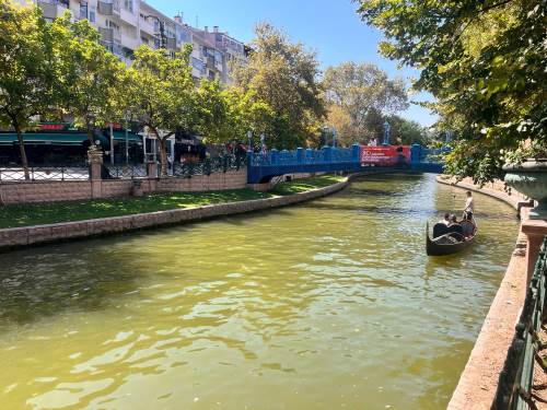 Eskişehirliler Porsuk Çayı'nda yazın son gondol keyfini çıkarttı