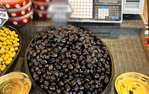 Eskişehirliler siyah zeytinin fiyatını görünce geri çekiliyor