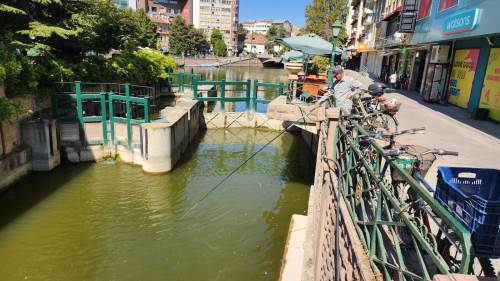 Eskişehirliler stresini Porsuk Çayı’nda balık tutarak atıyor