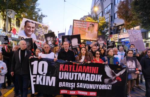 Eskişehirliler Ulus Anıtı’na yürüdü: “10 Ekim insanlık suçudur”