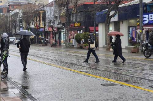 Eskişehirliler yağmur altında sığınacak yer aradı!