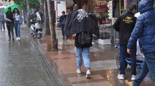 Eskişehirliler yağmura hazırlıksız yakalandı