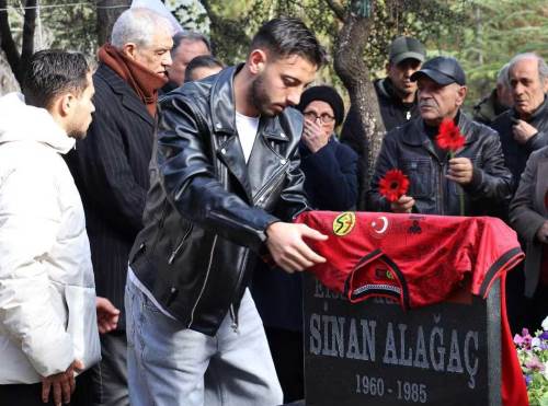 Eskişehirspor, efsane kaleci Sinan Alağaç’ı kabri başında andı
