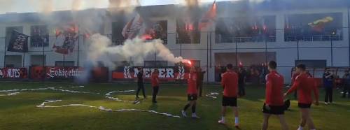 Eskişehirspor’a kritik rövanş öncesi taraftardan meşaleli destek!